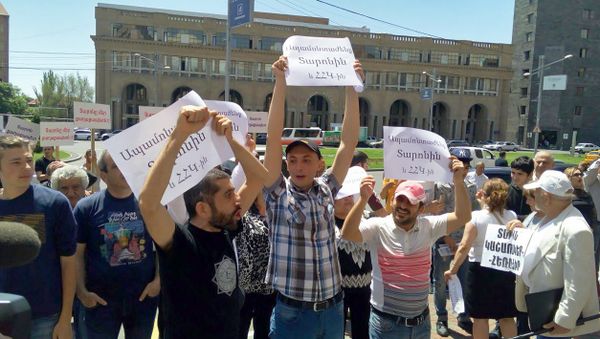 Сторонники и противники действующего мэра Тарона Маркаряна перед зданием городской администрации (17 мая 2018). Еревaн Сторонники и противники действующего мэра Тарона Маркаряна перед зданием городской администрации (17 мая 2018). Еревaн - Sputnik Армения