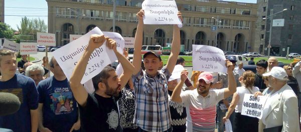 Сторонники и противники действующего мэра Тарона Маркаряна перед зданием городской администрации (17 мая 2018). Еревaн Сторонники и противники действующего мэра Тарона Маркаряна перед зданием городской администрации (17 мая 2018). Еревaн - Sputnik Армения