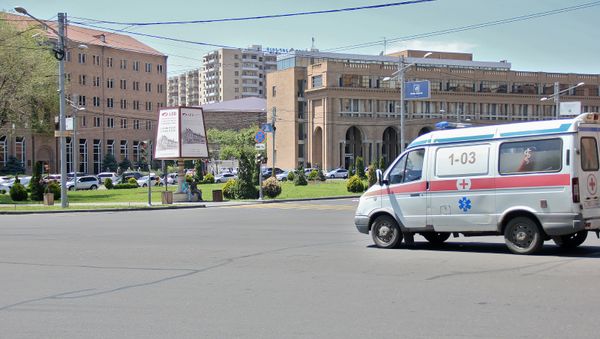 Карета скорой помощи на перекрестке улиц Григора Лусаворича и Аргишти Карета скорой помощи на перекрестке улиц Григора Лусаворича и Аргишти - Sputnik Армения