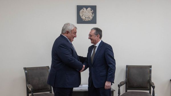 Министр иностранных дел Армении Зограб Мнацаканян и Генеральный секретарь ОДКБ Юрий Хачатуров - Sputnik Армения