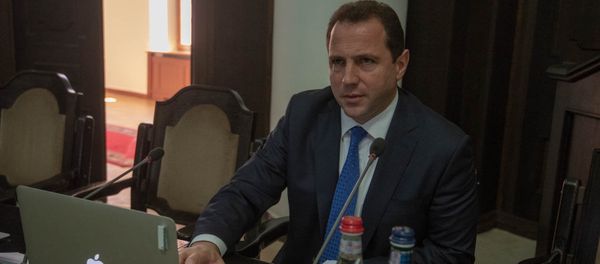 Министр обороны Армении Давид Тоноян на заседании правительства (17 мая 2018). Еревaн Министр обороны Армении Давид Тоноян на заседании правительства (17 мая 2018). Еревaн - Sputnik Армения
