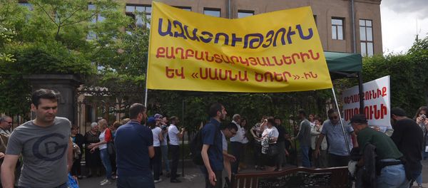 Активисты с транспорантом об освобождении политзаключенных и членов Сасна Црер на заблокированном проспекте Аршакуняц (17 мая 2018). Еревaн Активисты с транспорантом об освобождении политзаключенных и членов Сасна Црер на заблокированном проспекте Аршакуняц (17 мая 2018). Еревaн - Sputnik Армения