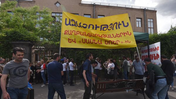 Активисты с транспорантом об освобождении политзаключенных и членов Сасна Црер на заблокированном проспекте Аршакуняц (17 мая 2018). Еревaн - Sputnik Արմենիա