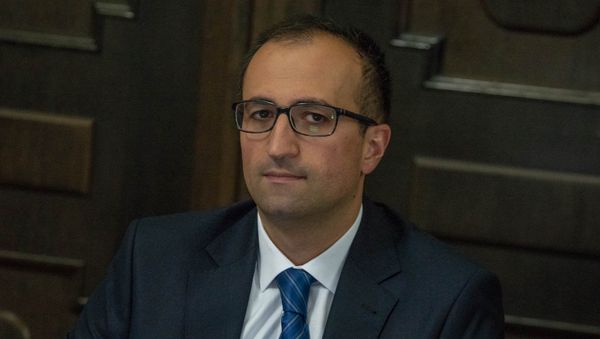 Министр здравоохранения Армении Арсен Торосян на заседании правительства (17 мая 2018). Еревaн Министр здравоохранения Армении Арсен Торосян на заседании правительства (17 мая 2018). Еревaн - Sputnik Армения