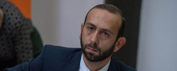 Первый вице-премьер Арарат Мирзоян на заседании правительства Армении (17 мая 2018). Еревaн Первый вице-премьер Арарат Мирзоян на заседании правительства Армении (17 мая 2018). Еревaн - Sputnik Армения