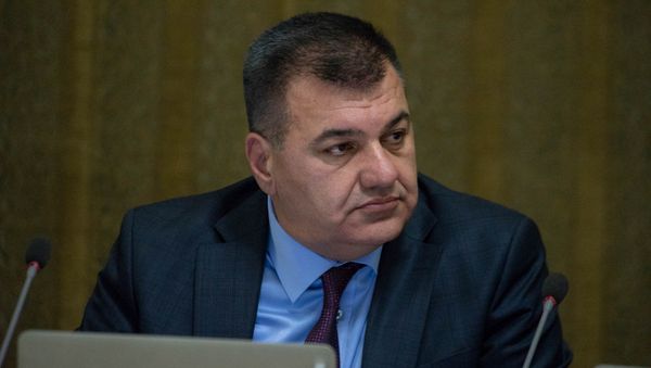 Министр транспорта, связи и информационных технологий Армении Ашот Акопян на заседании правительства (17 мая 2018). Еревaн - Sputnik Армения