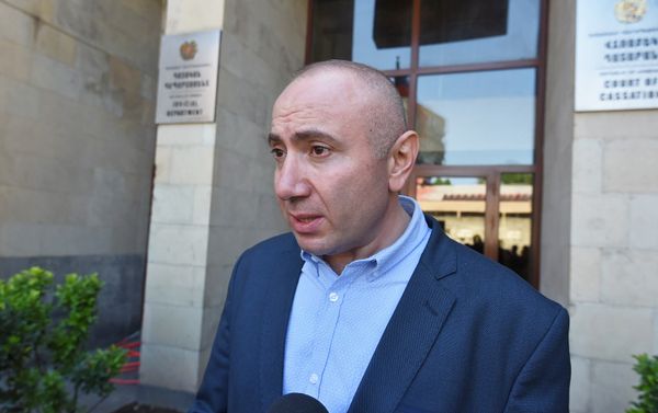 Политолог, инициатор акции Андраник Теванян перед зданием Кассационного суда (18 мая 2018). Еревaн Политолог, инициатор акции Андраник Теванян перед зданием Кассационного суда (18 мая 2018). Еревaн - Sputnik Армения