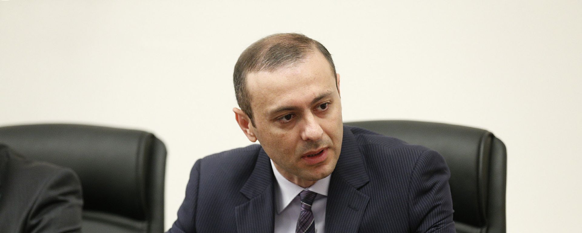 На совете безопасности Армении премьер-министр Никол Пашинян представил нового секретаря СБ Армена Григоряна (18 мая 2018). Еревaн - Sputnik Армения, 1920, 13.05.2021