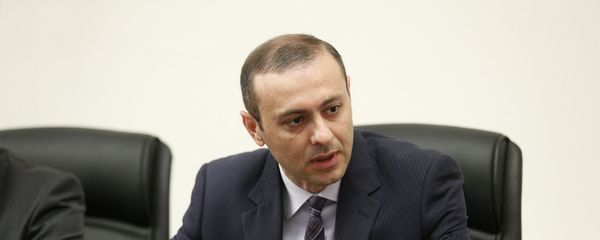На совете безопасности Армении премьер-министр Никол Пашинян представил нового секретаря СБ Армена Григоряна (18 мая 2018). Еревaн - Sputnik Армения