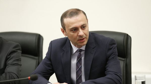 На совете безопасности Армении премьер-министр Никол Пашинян представил нового секретаря СБ Армена Григоряна (18 мая 2018). Еревaн - Sputnik Армения