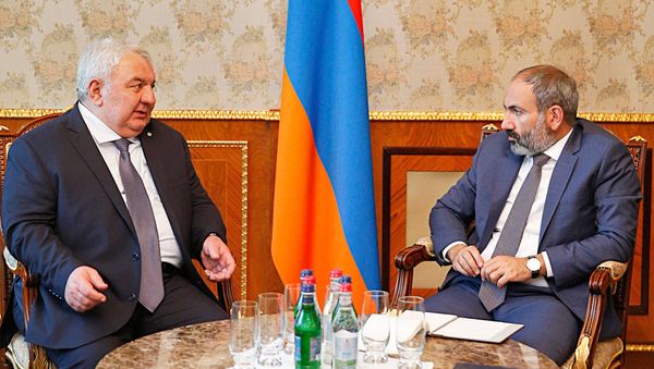 Премьер-министр Армении Никол Пашинян принял генерального секретаря ОДКБ Юрия Хачатурова (17 мая 2018). Еревaн - Sputnik Армения