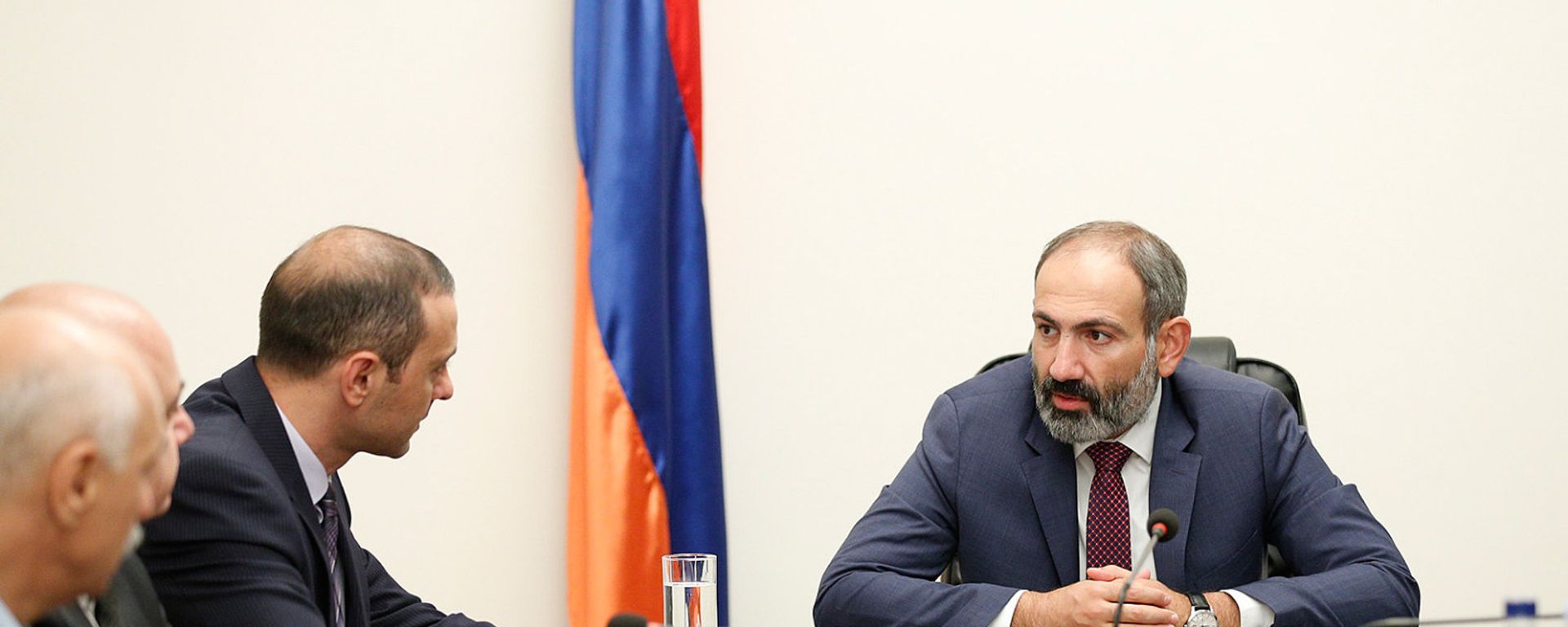 На совете безопасности Армении премьер-министр Никол Пашинян представил нового секретаря СБ Армена Григоряна (18 мая 2018). Еревaн - Sputnik Արմենիա, 1920, 20.04.2021