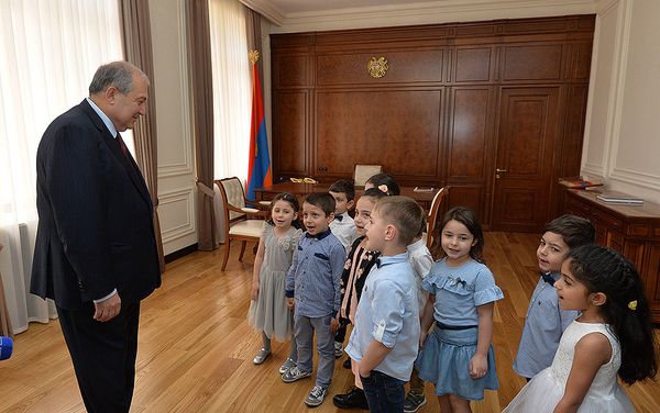 Президент Армении Армен Саркисян принял детей (18 мая 2018). Ереван Президент Армении Армен Саркисян принял детей (18 мая 2018). Ереван - Sputnik Армения