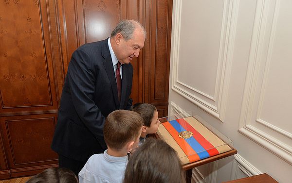 Президент Армении Армен Саркисян принял детей (18 мая 2018). Ереван Президент Армении Армен Саркисян принял детей (18 мая 2018). Ереван - Sputnik Армения