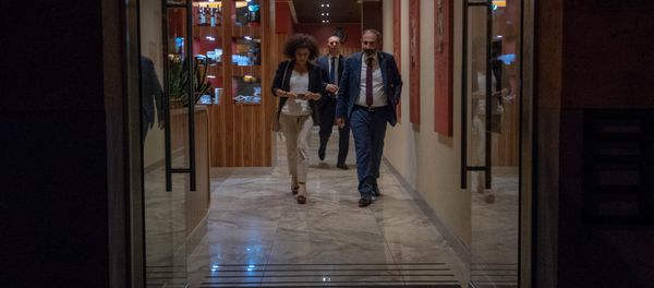 Премьер-министр Армении Никол Пашинян с супругой Анной Акопян в столичном кафе (18 мая 2018). Еревaн - Sputnik Արմենիա