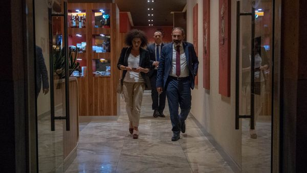Премьер-министр Армении Никол Пашинян с супругой Анной Акопян в столичном кафе (18 мая 2018). Еревaн Премьер-министр Армении Никол Пашинян с супругой Анной Акопян в столичном кафе (18 мая 2018). Еревaн - Sputnik Армения