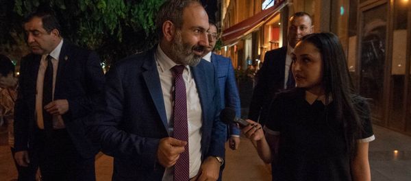 Премьер-министр Армении Никол Пашинян в столичном кафе (18 мая 2018). Еревaн - Sputnik Արմենիա