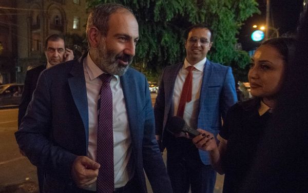 Премьер-министр Армении Никол Пашинян в столичном кафе (18 мая 2018). Еревaн Премьер-министр Армении Никол Пашинян в столичном кафе (18 мая 2018). Еревaн - Sputnik Армения
