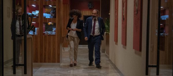 Премьер-министр Армении Никол Пашинян с супругой Анной Акопян в столичном кафе (18 мая 2018). Еревaн Премьер-министр Армении Никол Пашинян с супругой Анной Акопян в столичном кафе (18 мая 2018). Еревaн - Sputnik Արմենիա