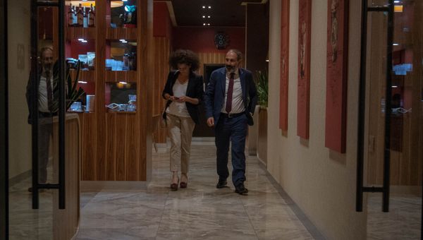 Премьер-министр Армении Никол Пашинян с супругой Анной Акопян в столичном кафе (18 мая 2018). Еревaн Премьер-министр Армении Никол Пашинян с супругой Анной Акопян в столичном кафе (18 мая 2018). Еревaн - Sputnik Արմենիա