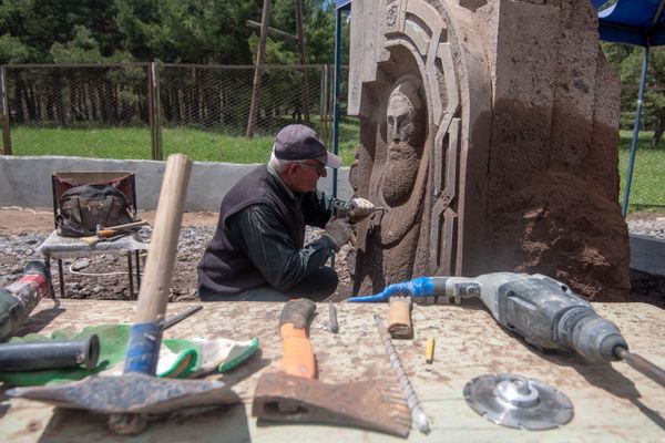 Скульптор Ованнес Григорян на Международном симпозиуме скульптуры в Апаране Скульптор Ованнес Григорян на Международном симпозиуме скульптуры в Апаране - Sputnik Армения