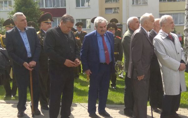 Внук маршала Иван Сергеевич Баграмян (по центру) Внук маршала Иван Сергеевич Баграмян (по центру) - Sputnik Армения