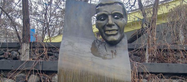 Скульптура поэта Славика Чилояна возле кафе Арагаст (2005 год) Скульптура поэта Славика Чилояна возле кафе Арагаст (2005 год) - Sputnik Армения