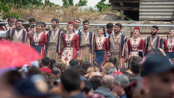 Фестиваль толмы сопровождался народными песнями и танцами (20 мая 2018). Село Хнаберд, Араратская область - Sputnik Армения