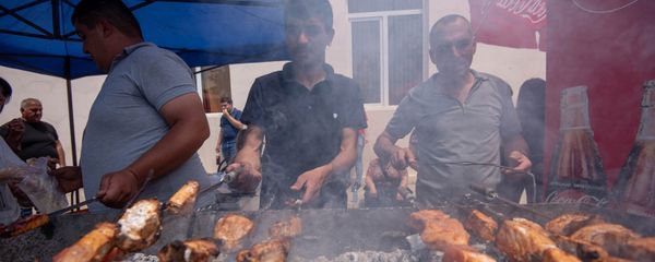 Посетители фестиваля толмы могли попробовать также другие блюда: например шашлык (20 мая 2018). Село Хнаберд, Араратская область - Sputnik Армения