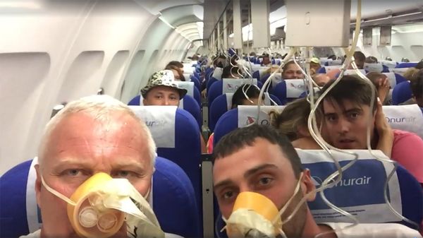 Пассажиры рейса авиакомпании OnurAir Анталия-Челябинск в разгерметизованном салоне - Sputnik Армения