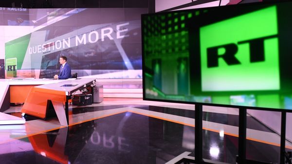 Ведущий Юнен О'Нейлл в студии телеканала Russia Today в Москве. - Sputnik Армения