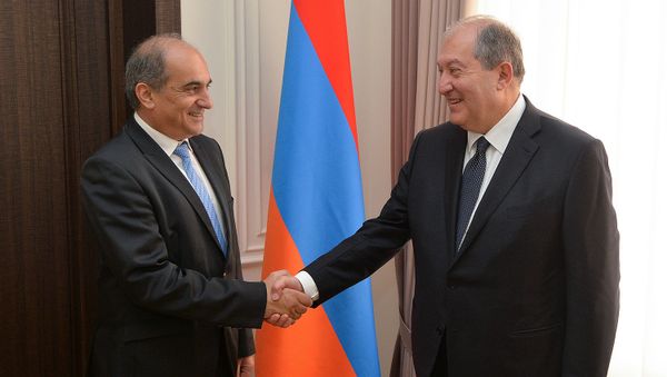 Президент Армении Армен Саркисян принял председателя Палаты представителей Республики Кипр Деметриса Силуриса (21 мая 2018). Еревaн Президент Армении Армен Саркисян принял председателя Палаты представителей Республики Кипр Деметриса Силуриса (21 мая 2018). Еревaн - Sputnik Армения