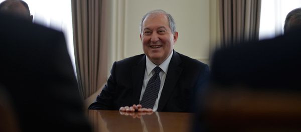 Президент Армении Армен Саркисян принял председателя Палаты представителей Республики Кипр Деметриса Силуриса (21 мая 2018). Еревaн Президент Армении Армен Саркисян принял председателя Палаты представителей Республики Кипр Деметриса Силуриса (21 мая 2018). Еревaн - Sputnik Армения