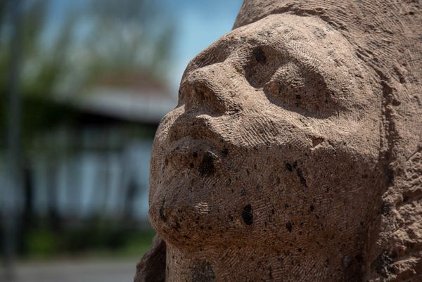 Скульптура Ара Прекрасный японского мастера Кумико Сузуки на Международном симпозиуме скульптуры в Апаране - Sputnik Армения
