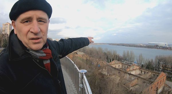 Ростов-на-Дону. Местный энтузиаст-краевед Борис показывает стадион  - Sputnik Армения