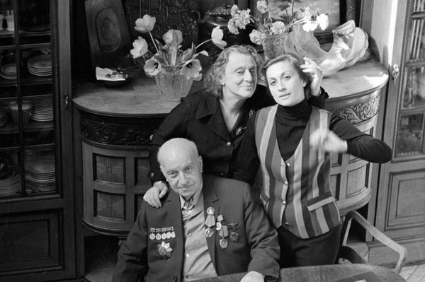 Грузинская актриса Софико Чиаурели (справа) с родителями - кинорежиссером Михаилом Чиаурели (слева) и народной артисткой СССР Верико Анджапаридзе (в центре) - Sputnik Արմենիա