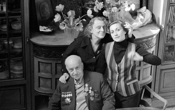 Грузинская актриса Софико Чиаурели (справа) с родителями - кинорежиссером Михаилом Чиаурели (слева) и народной артисткой СССР Верико Анджапаридзе (в центре) - Sputnik Армения