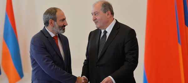 Президент Армении Армен Саркисян и премьер-министр Никол Пашинян во время принятия присяги членов правительства (21 мая 2018). Еревaн Президент Армении Армен Саркисян и премьер-министр Никол Пашинян во время принятия присяги членов правительства (21 мая 2018). Еревaн - Sputnik Армения