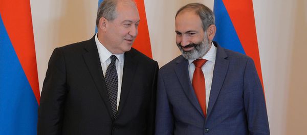 Президент Армении Армен Саркисян и премьер-министр Никол Пашинян во время принятия присяги членов правительства (21 мая 2018). Еревaн Президент Армении Армен Саркисян и премьер-министр Никол Пашинян во время принятия присяги членов правительства (21 мая 2018). Еревaн - Sputnik Армения