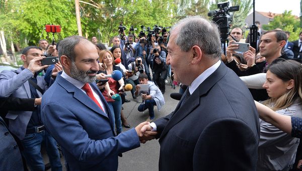 Президент Армении Армен Саркисян и премьер-министр Никол Пашинян после принятия присяги членов правительства (21 мая 2018). Еревaн Президент Армении Армен Саркисян и премьер-министр Никол Пашинян после принятия присяги членов правительства (21 мая 2018). Еревaн - Sputnik Армения