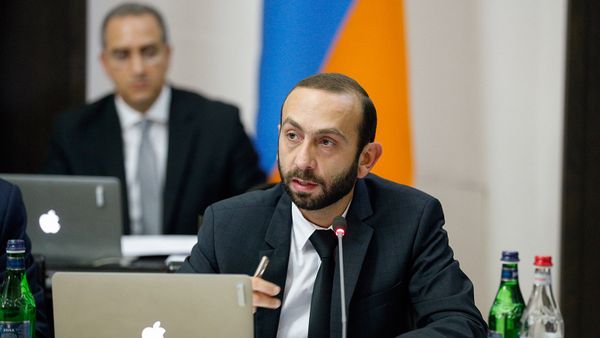 Первый вице-премьер Арарат Мирзоян на внеочередном заседании правительства Армении (22 мая 2018). Еревaн Первый вице-премьер Арарат Мирзоян на внеочередном заседании правительства Армении (22 мая 2018). Еревaн - Sputnik Армения