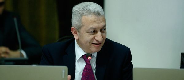 Министр финансов Атом Джанджугазян на внеочередном заседании правительства Армении (22 мая 2018). Еревaн Министр финансов Атом Джанджугазян на внеочередном заседании правительства Армении (22 мая 2018). Еревaн - Sputnik Армения