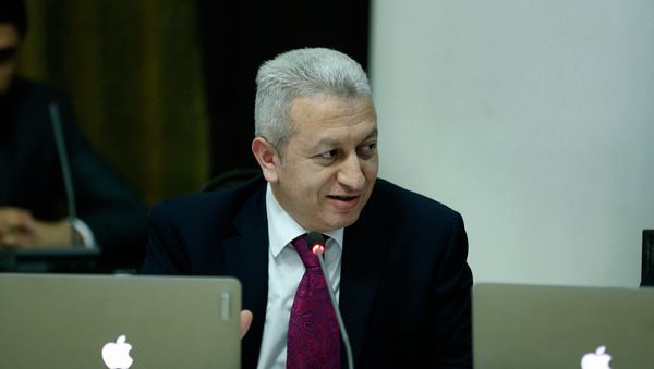 Министр финансов Атом Джанджугазян на внеочередном заседании правительства Армении (22 мая 2018). Еревaн - Sputnik Արմենիա