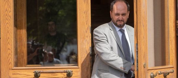 Министр образования и науки Армении Араик Арутюнян возле Дома правительства после внеочередного заседания (22 мая 2018). Еревaн Министр образования и науки Армении Араик Арутюнян возле Дома правительства после внеочередного заседания (22 мая 2018). Еревaн - Sputnik Армения