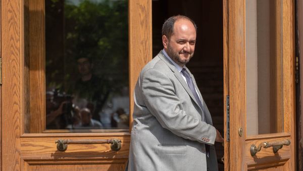 Министр образования и науки Армении Араик Арутюнян возле Дома правительства после внеочередного заседания (22 мая 2018). Еревaн - Sputnik Армения