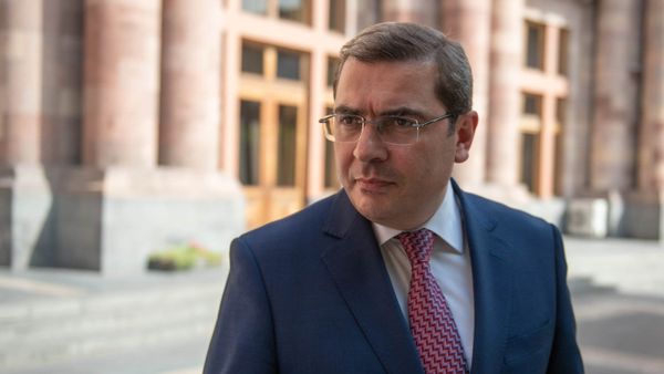 Председатель КГД Давид Ананян возле Дома правительства после внеочередного заседания (22 мая 2018). Еревaн - Sputnik Армения