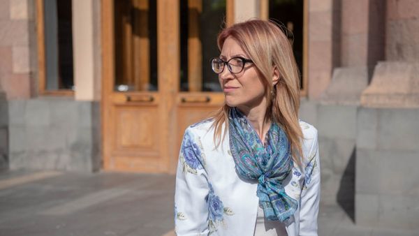 Министр труда и соц.вопросов Армении Мане Тандилян возле Дома правительства после внеочередного заседания (22 мая 2018). Еревaн - Sputnik Армения
