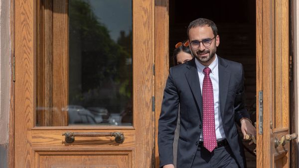 Вице-премьер Армении Тигран Авинян возле Дома правительства после внеочередного заседания (22 мая 2018). Еревaн - Sputnik Армения