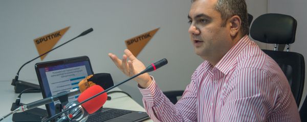 Пресс-конференция директора представительства Гэллап Интернейшнл в Армении Арама Навасардяна, который представил итоги опросов среди граждан Армении на тему Российские авиаудары по Сирии - Sputnik Արմենիա