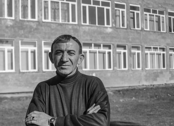 Иван Адамян - директор школы Нижнего Кармирахпюра, в котором, даже во время интенсивных обстрелов, произошедших в августе-сентябре, занятия не прекращались. В школе есть возможность спрятаться. Для безопасности детей перед школой построена стена Иван Адамян - директор школы Нижнего Кармирахпюра, в котором, даже во время интенсивных обстрелов, произошедших в августе-сентябре, занятия не прекращались. В школе есть возможность спрятаться. Для безопасности детей перед школой построена стена - Sputnik Армения